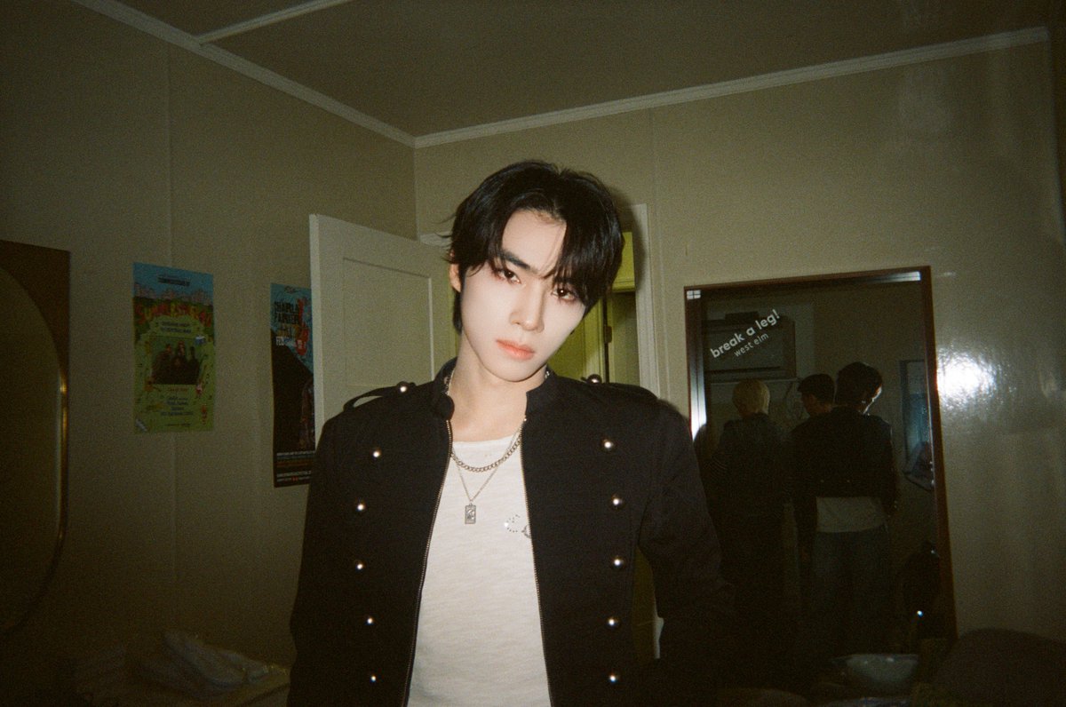 WayV_official's tweet photo. 📸 in NY

EVERYTHING, ALL AT ONCE, NEO
https://t.co/2yfSvTGNph 

#WayV #威神V #鸢
#WayV_VisionWings
#NCT_10TH_ANNIVERSARY https://t.co/K0ebmdwYxu