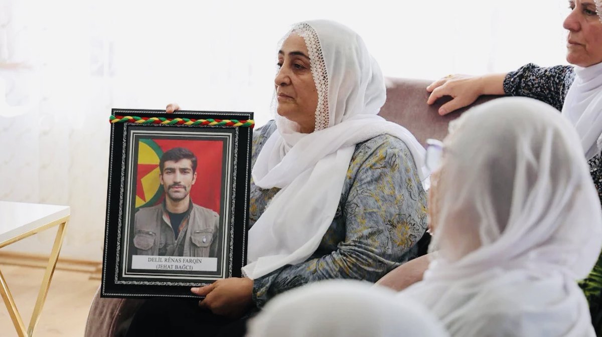 kanisarke's tweet photo. "O gün annelerle ortak yas kurduğumuzda hepimiz birbirimizden büyük güç aldık. Bütün yasların bu şekilde yapılması gerekiyor. Tek bir ailenin dahi yalnız kalmaması gerekiyor. Eğer o gün anneler bana güç vermeseydi, ben de onlara güç vermeseydim bu kadar güçlü duramazdım." https://t.co/cSFiU0dMjZ