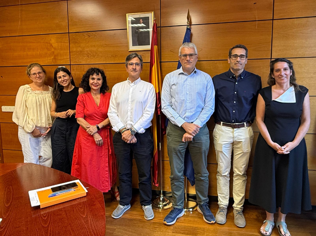 sespas's tweet photo. 🎲 La regulación de los juegos de apuestas es también una cuestión de salud pública.

👉 El Grupo de Trabajo ‘El juego de apuestas como problema de salud pública’ de SESPAS ha presentado alegaciones a la Ley 13/2011 de Regulación del Juego de Apuestas.

💪Entre sus propuestas, plantea estudiar la elevación de la edad mínima para participar en juegos de apuestas de 18 a 21 años y reforzar las medidas sobre acceso, publicidad, promociones, medios de pago y relación entre deporte y apuestas.

📸Todas estas cuestiones fueron abordadas en un encuentro con la Dirección General de Ordenación del Juego (DGOJ).

Más información en nota de prensa 👉 https://t.co/tck8IOBdOa