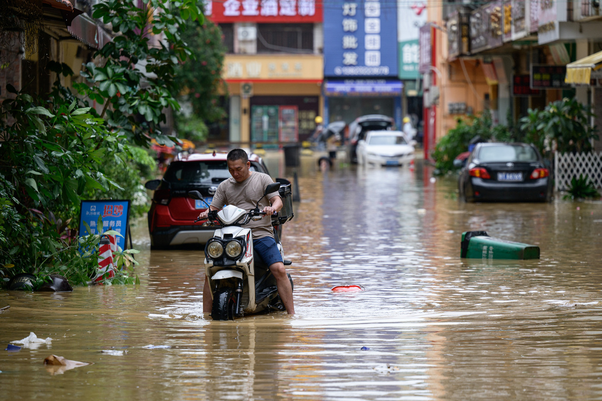 aditia_ananda99's tweet photo. Flood season brings tense vibe, don't be rash—stay safe! https://t.co/H9SayYoYlx