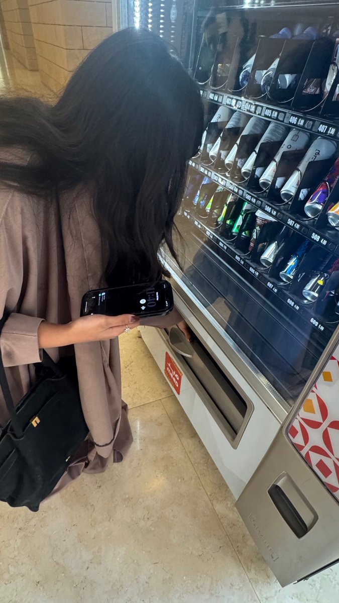 lowkeyonline1's tweet photo. She just saved 35 riyals👌🏻 https://t.co/hFZbd8Cr9r