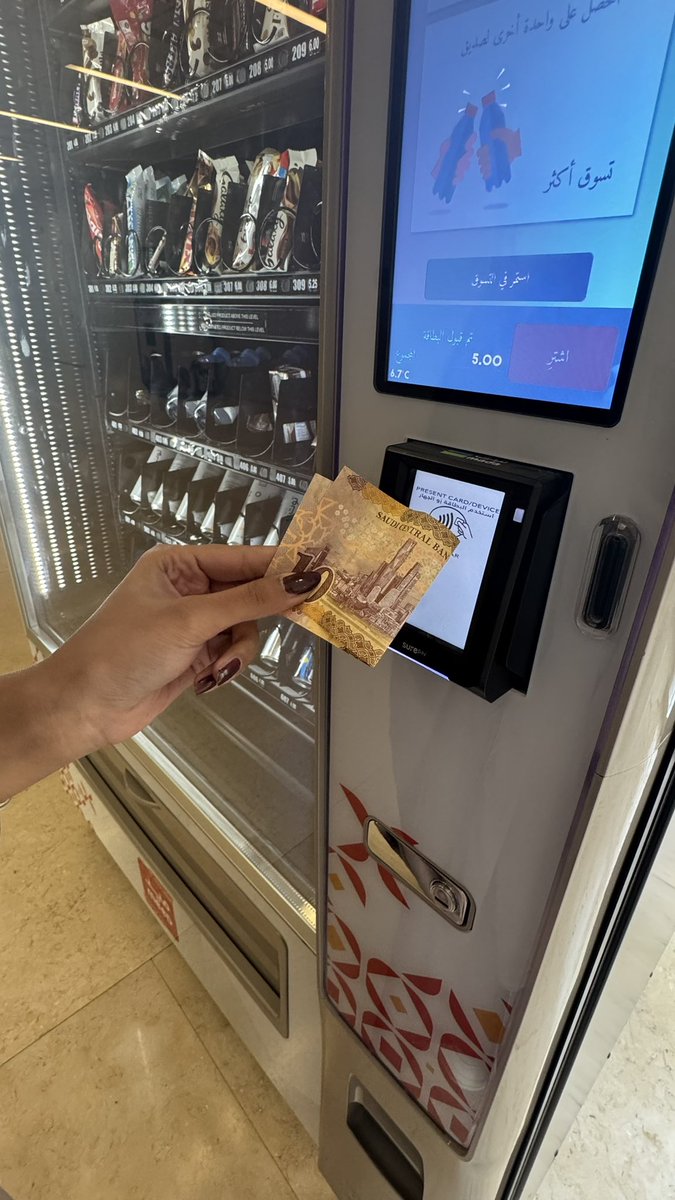 lowkeyonline1's tweet photo. She just saved 35 riyals👌🏻 https://t.co/hFZbd8Cr9r