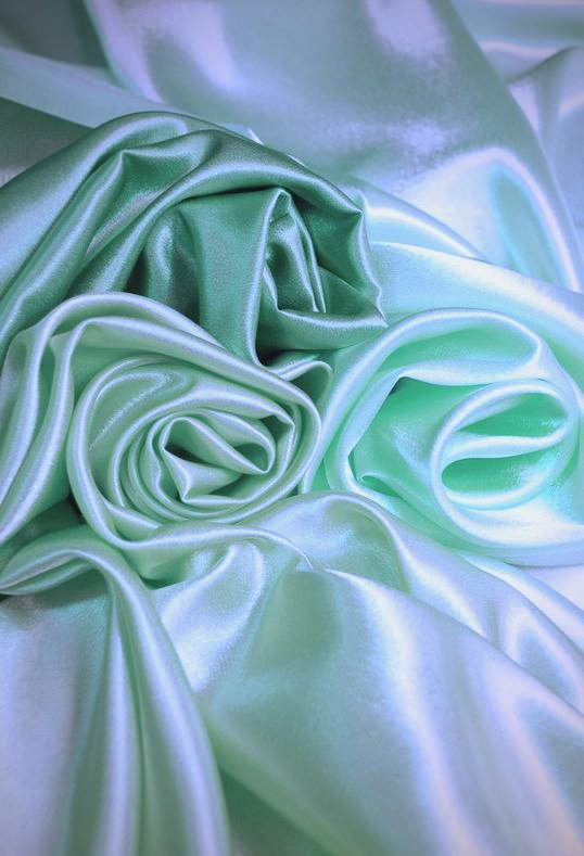 sweec203133's tweet photo. [This silk satin with a coated touch shows a rich sheen, its smooth surface free of any blemish—perfect for elegant designs!]， https://t.co/KCa132ZxXM