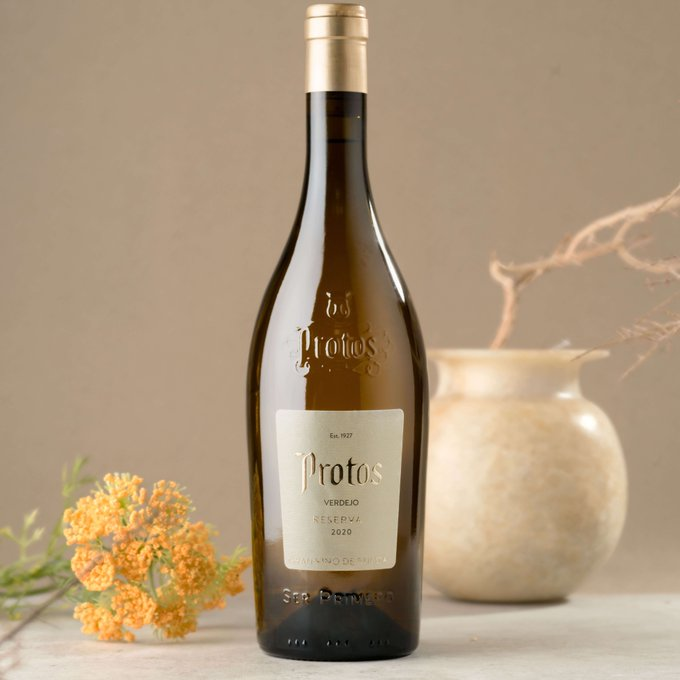 Bodegas_Protos's tweet photo. Un viaje sensorial donde la fruta y la finura del roble se funden en perfecta armonía. Un blanco de guarda para paladares exigentes. 🍃🪵 #Protos #VerdejoReserva #Rueda #GranVinoDeRueda https://t.co/e3Nge1mXvM