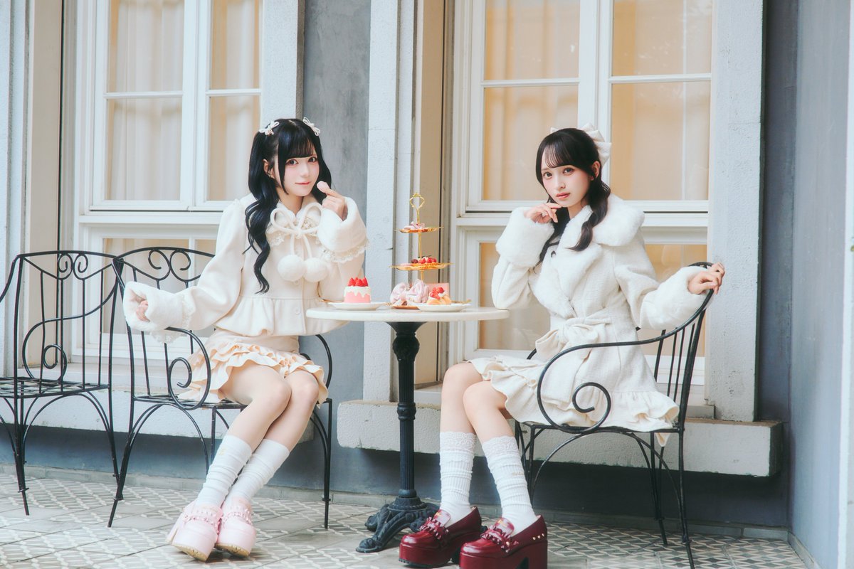 whsp_official's tweet photo. ◤🦂#ホワスピ メディア情報👗◢
#ReAmour #WHITESCORPION

「Re❤Amour（@reamourofficial）」
2026 Winter Outer Collection / Little Autumn Darling
にて、ACE（@ACE_whsp）・ALLY（@ALLY_whsp_）がモデルを務めさせていただきました🐹🪽

ぜひチェックしてください🦂🤍

🛒公式通販サイト
🔗https://t.co/LVBUqvbe77