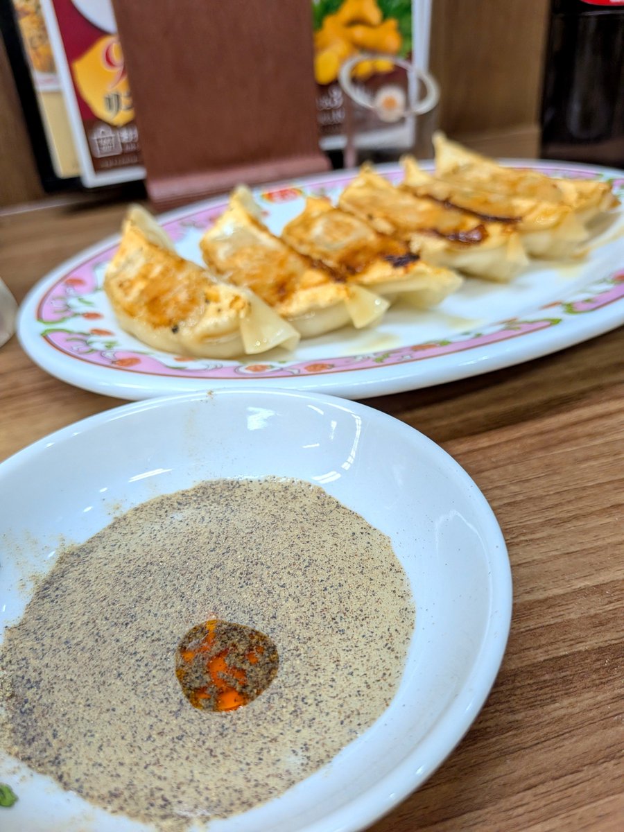daigo_1978's tweet photo. 焼き餃子は基本的に酢で食べます。
わしが中国から学んだことはこれだけや。 https://t.co/WGIXKInPSa