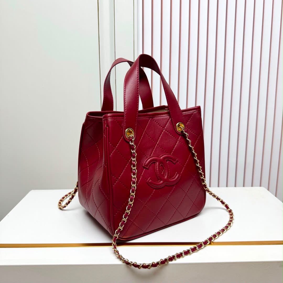 DubaiStyleChic's tweet photo. Bold, elegant, and effortlessly luxurious. That deep burgundy paired with the gold chain is simply gorgeous. ❤️ https://t.co/i5I0uizzRz
