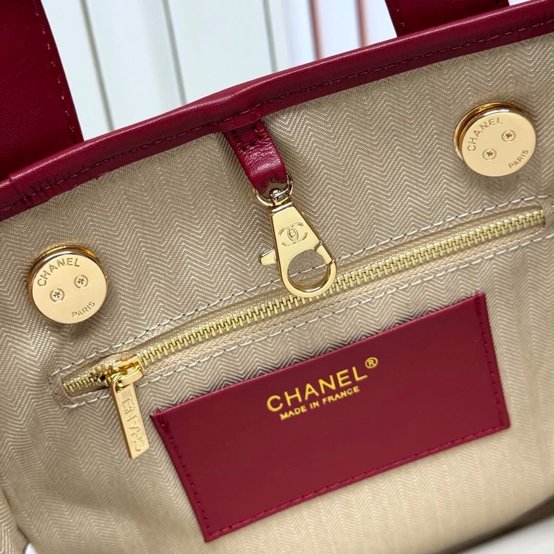 DubaiStyleChic's tweet photo. Bold, elegant, and effortlessly luxurious. That deep burgundy paired with the gold chain is simply gorgeous. ❤️ https://t.co/i5I0uizzRz