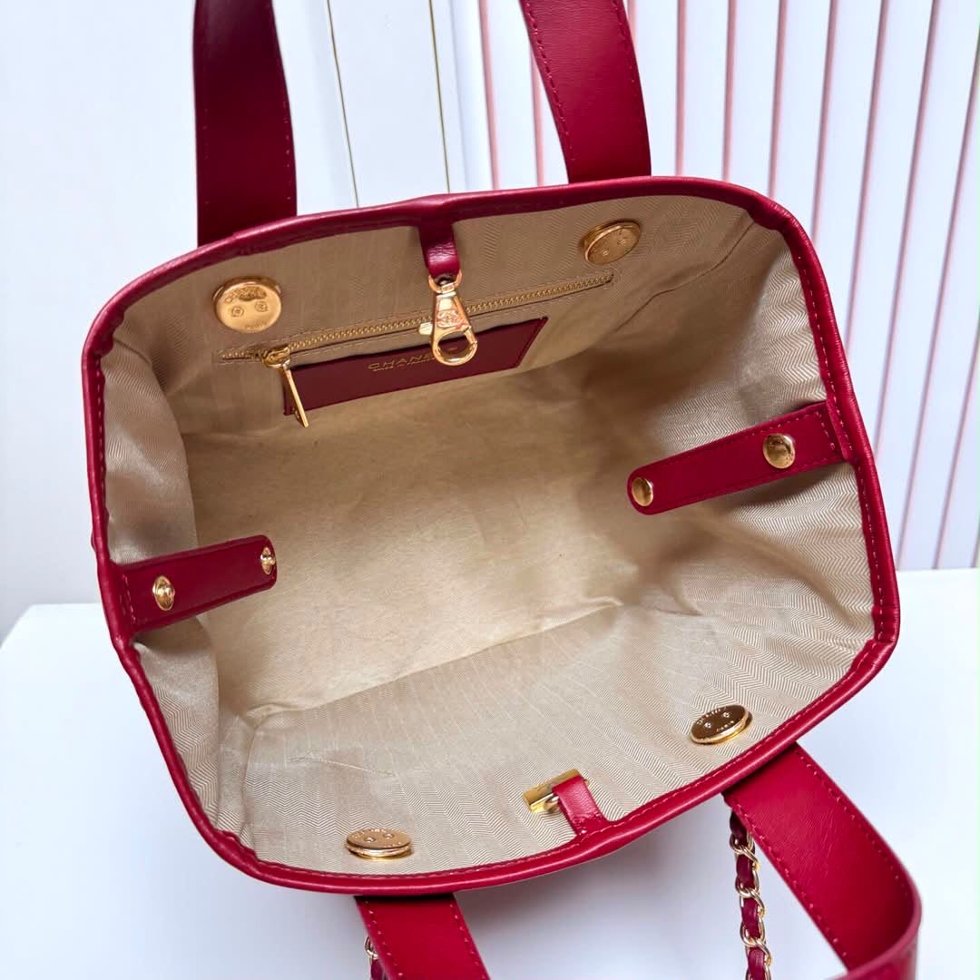 DubaiStyleChic's tweet photo. Bold, elegant, and effortlessly luxurious. That deep burgundy paired with the gold chain is simply gorgeous. ❤️ https://t.co/i5I0uizzRz