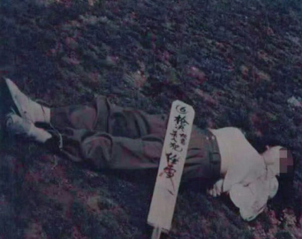 Xiaoniu6161's tweet photo. 1990年，河南。20岁的任雪被矿长诱奸，激愤的她将矿长女儿丁某，诱骗到偏僻处杀害。后来她一审判处死刑，家人不服提出上诉，终审维持原判。网络上她被评为“十大美女”死刑犯之一。

矿长没事🤣 https://t.co/STGJ55tNYc