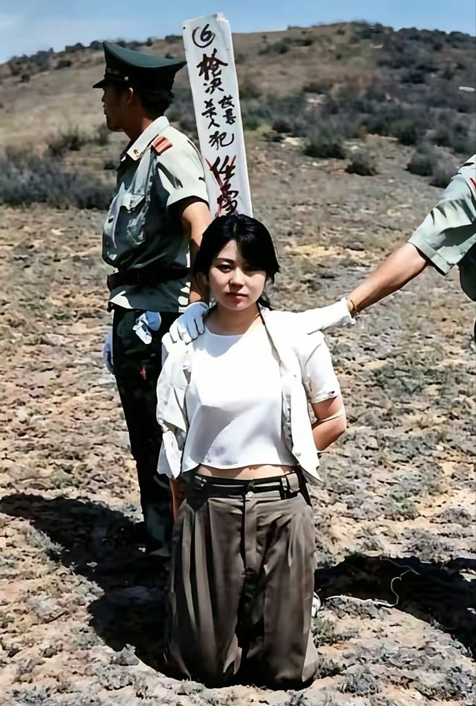 Xiaoniu6161's tweet photo. 1990年，河南。20岁的任雪被矿长诱奸，激愤的她将矿长女儿丁某，诱骗到偏僻处杀害。后来她一审判处死刑，家人不服提出上诉，终审维持原判。网络上她被评为“十大美女”死刑犯之一。

矿长没事🤣 https://t.co/STGJ55tNYc