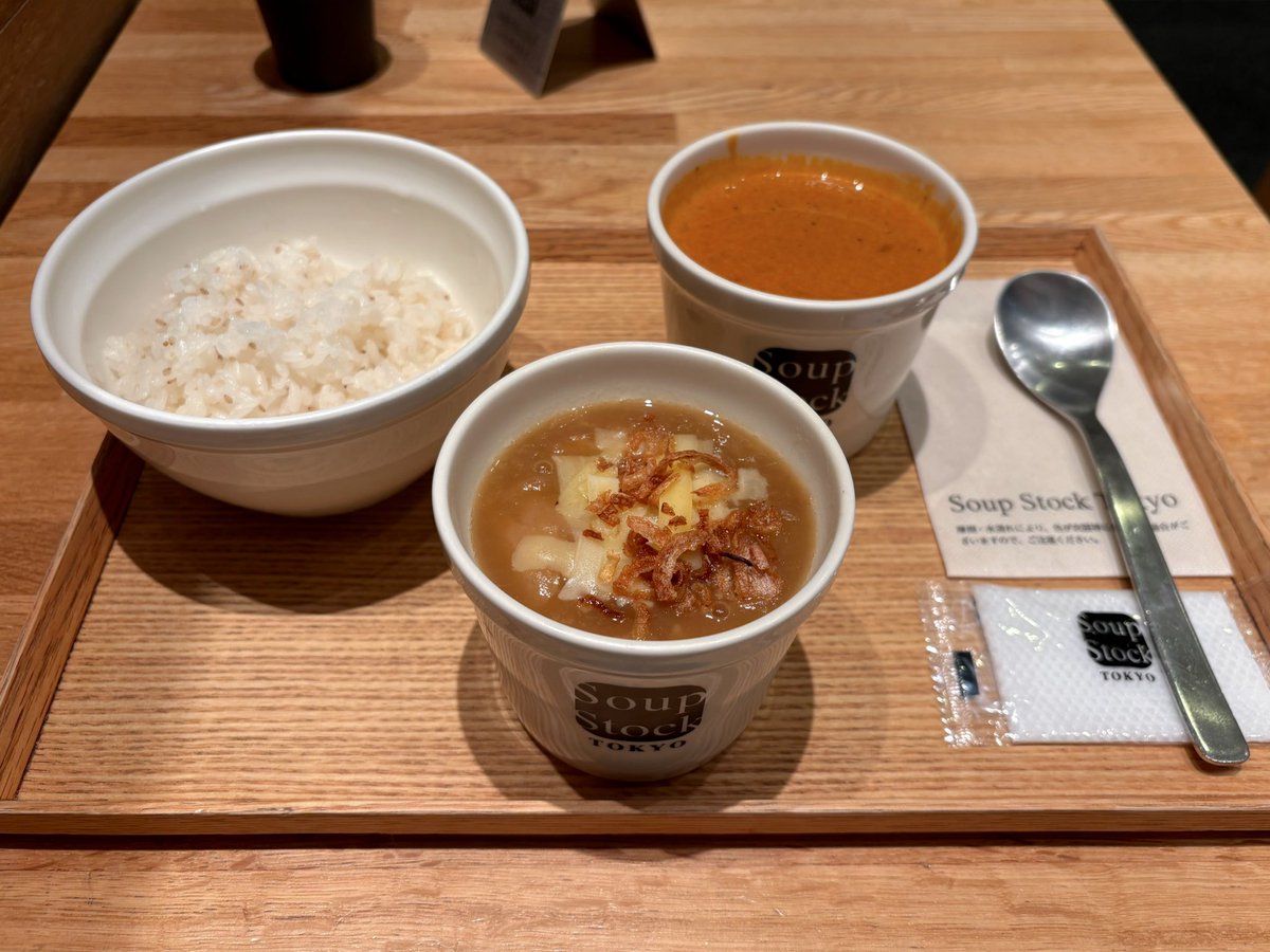 5mori2's tweet photo. 雨が降っているので駅中のスープストックトーキョーでスープとスープのセットを🥣

ゴッホの玉葱のスープ(オニオングラタンスープ好き〜🧡)とオマール海老のビスク(←必ず選んでるかも) https://t.co/Fh6KDMS5h7