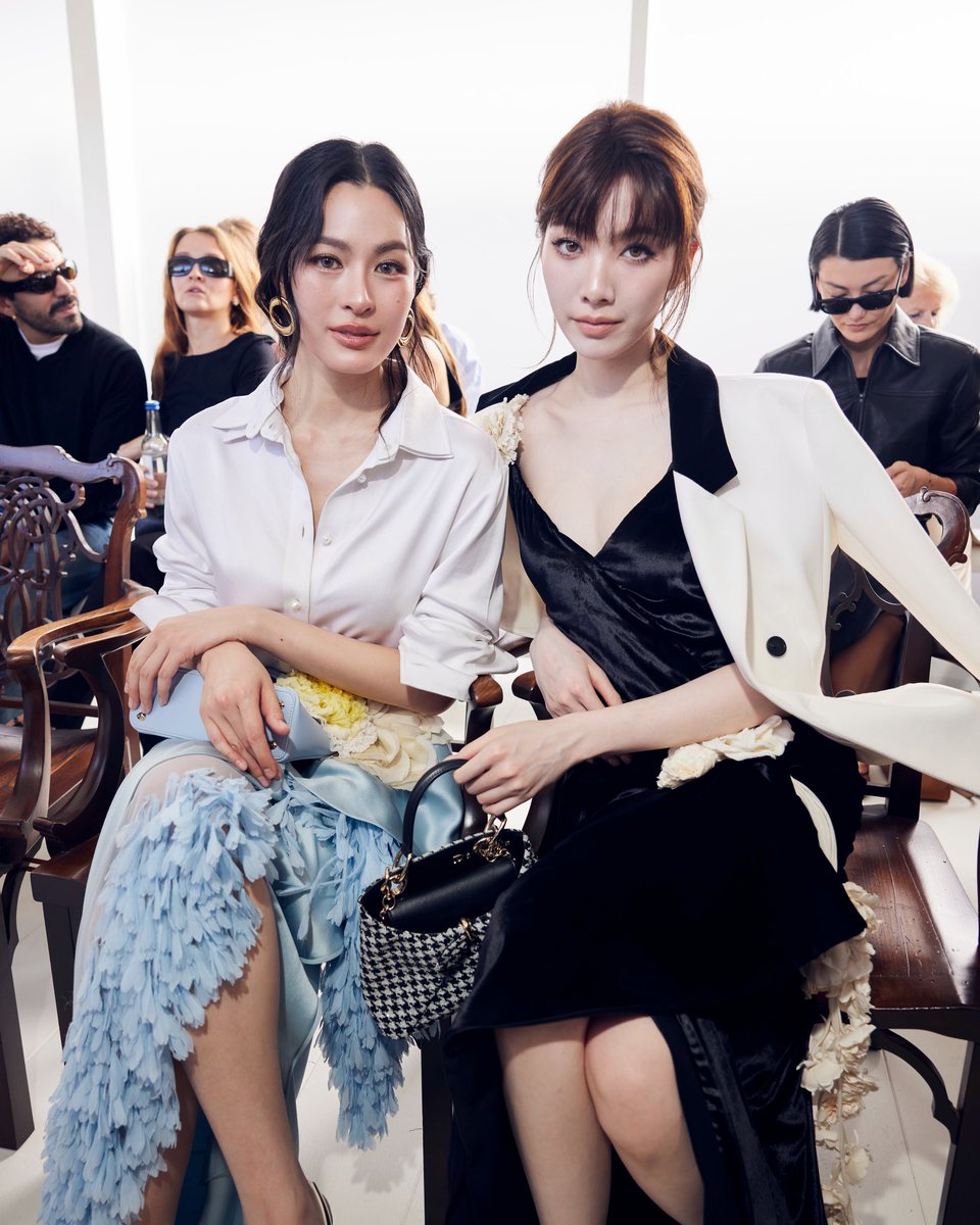 LingOrm_BH's tweet photo. สาดไปสมาชิก มุงไอจีพี่ออมด่วนค่าา 🖤✨

Cr. ig : orm.kornnaphat 

LINGORM BA DIOR AT PFW 
#DiorSummer27xLingOrm
#LinglingKwong #OrmKornnaphat 
#LingOrm #Dior #DiorSummer27 #PFW https://t.co/CXSZQXVTWC