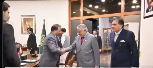 SabeeKazmi786's tweet photo. یہ انڈیا سے ملیں جپھیاں ڈالیں تو خیر ہے عام پاکستانی انٹرویو دے دے ،چینل پر چلا جائے بات کر دے تو غدار۔۔۔
شریف خاندان کے مودی سے یارانے سب کے سامنے ہیں۔ https://t.co/lsNttOZCsz