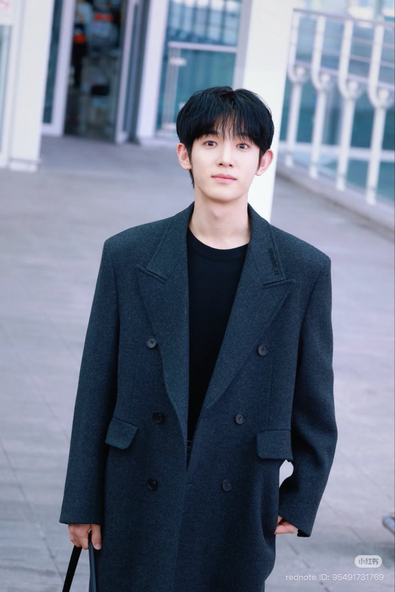 Bsgesu's tweet photo. This chilly morning feels warmer just because Siwoo is here.

PARK SIWOO IN PARIS
#PARKSIWOO 
#PARKSIWOOPFWSS27 https://t.co/V8HY3qTmUQ