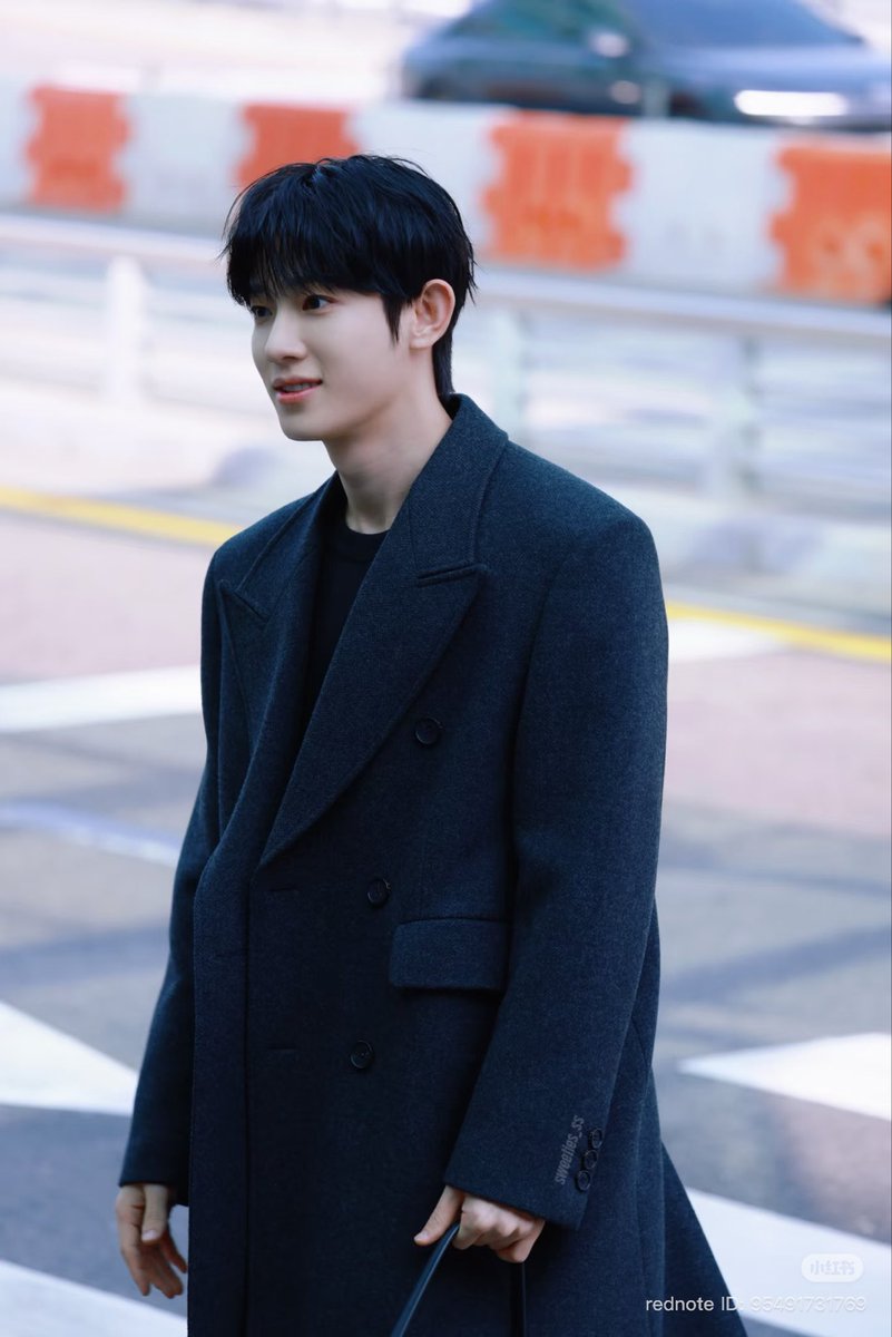 Bsgesu's tweet photo. This chilly morning feels warmer just because Siwoo is here.

PARK SIWOO IN PARIS
#PARKSIWOO 
#PARKSIWOOPFWSS27 https://t.co/V8HY3qTmUQ