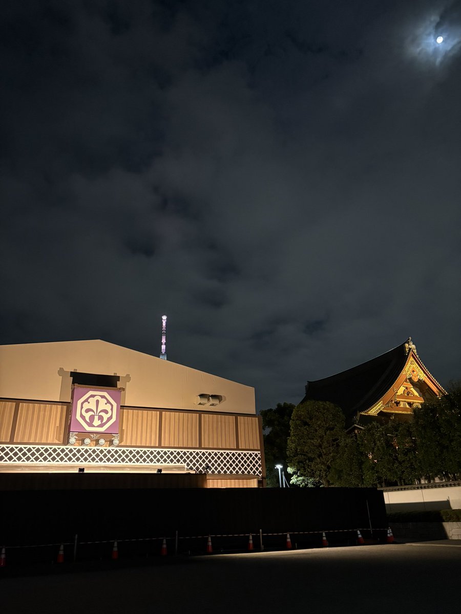 0uka_note's tweet photo. 前行った時は浅草寺の喧騒とはかけ離れた落ち着いた場所だったけど、明日からは仲見世に負けないくらいの活気が溢れる熱狂の中心地になっていると思うと勝手に嬉しい🫶
1ヶ月続くお祭りに舞い上がらずにはいられない！

↓中秋の名月と平成中村座 https://t.co/b9wfndbafd