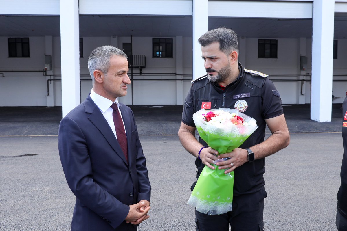 bingolbel's tweet photo. 📍İtfaiye Haftası 

Başkan Vekilimiz Hasan Çeçen, İtfaiye Haftası dolayısıyla İtfaiye Müdürlüğümüzü ziyaret ederek personelimizle bir araya geldi.

Özverili çalışmalarından dolayı teşekkür ederek görevlerinde kolaylıklar diledi. https://t.co/mwdNTEh1jE