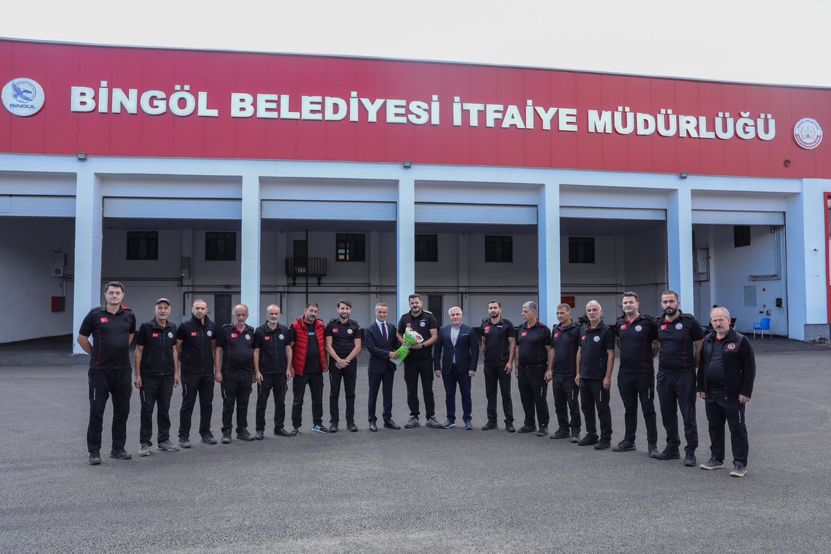 bingolbel's tweet photo. 📍İtfaiye Haftası 

Başkan Vekilimiz Hasan Çeçen, İtfaiye Haftası dolayısıyla İtfaiye Müdürlüğümüzü ziyaret ederek personelimizle bir araya geldi.

Özverili çalışmalarından dolayı teşekkür ederek görevlerinde kolaylıklar diledi. https://t.co/mwdNTEh1jE