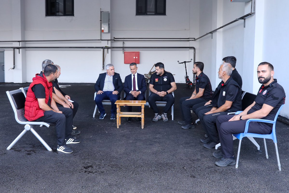 bingolbel's tweet photo. 📍İtfaiye Haftası 

Başkan Vekilimiz Hasan Çeçen, İtfaiye Haftası dolayısıyla İtfaiye Müdürlüğümüzü ziyaret ederek personelimizle bir araya geldi.

Özverili çalışmalarından dolayı teşekkür ederek görevlerinde kolaylıklar diledi. https://t.co/mwdNTEh1jE
