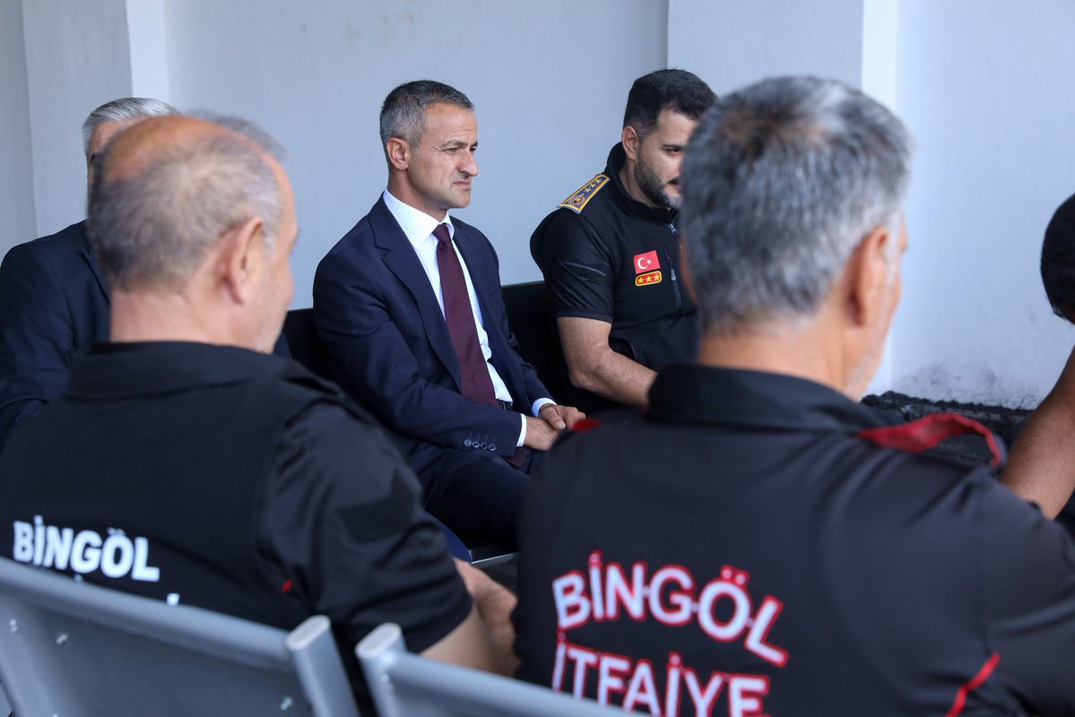 bingolbel's tweet photo. 📍İtfaiye Haftası 

Başkan Vekilimiz Hasan Çeçen, İtfaiye Haftası dolayısıyla İtfaiye Müdürlüğümüzü ziyaret ederek personelimizle bir araya geldi.

Özverili çalışmalarından dolayı teşekkür ederek görevlerinde kolaylıklar diledi. https://t.co/mwdNTEh1jE