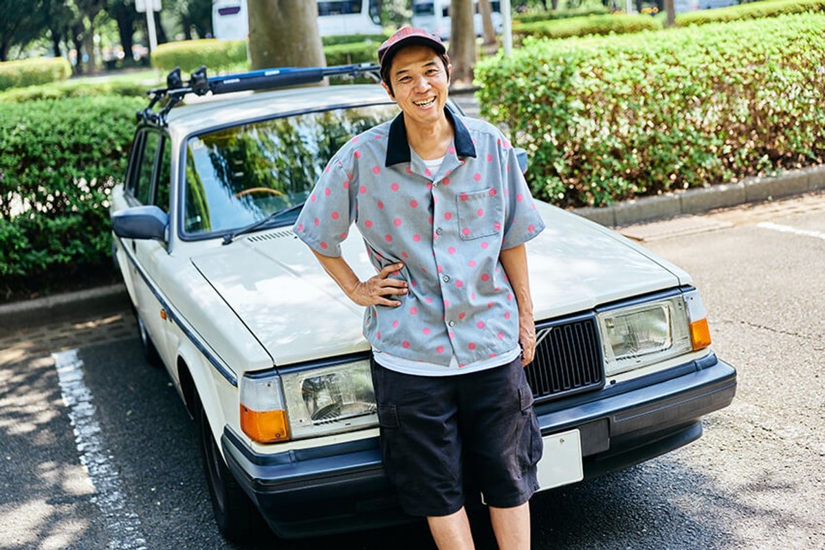OCEANS_mag's tweet photo. ◤ロッチ・コカドの愛車“ボルボ 240セダン”◢

古着やミシンにサーフィンなど、幅広い趣味を持つコカドケンタロウさん。

運転するのは8年前に購入した愛車、1990年製の「ボルボ 240」。

人柄と車の雰囲気が調和し、心地よい一体感が漂っていた。
▶︎https://t.co/FWxvJlq8UQ
@kokadokentaro https://t.co/QzO43R5E43