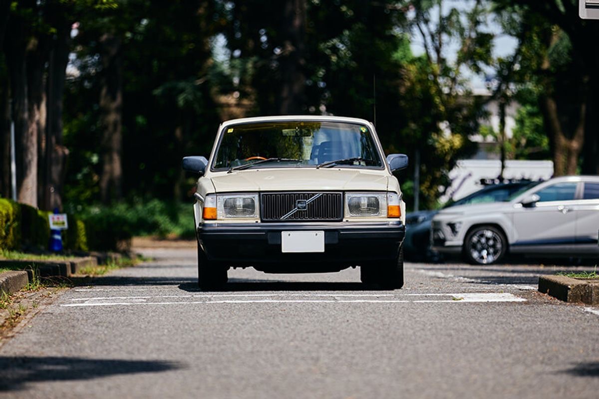 OCEANS_mag's tweet photo. ◤ロッチ・コカドの愛車“ボルボ 240セダン”◢

古着やミシンにサーフィンなど、幅広い趣味を持つコカドケンタロウさん。

運転するのは8年前に購入した愛車、1990年製の「ボルボ 240」。

人柄と車の雰囲気が調和し、心地よい一体感が漂っていた。
▶︎https://t.co/FWxvJlq8UQ
@kokadokentaro https://t.co/QzO43R5E43