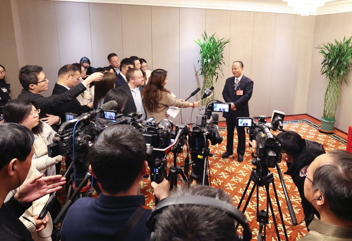 quix_79115's tweet photo. [Qin Xun collapses in the corner after the intense press conference]， https://t.co/3373IAbgxI