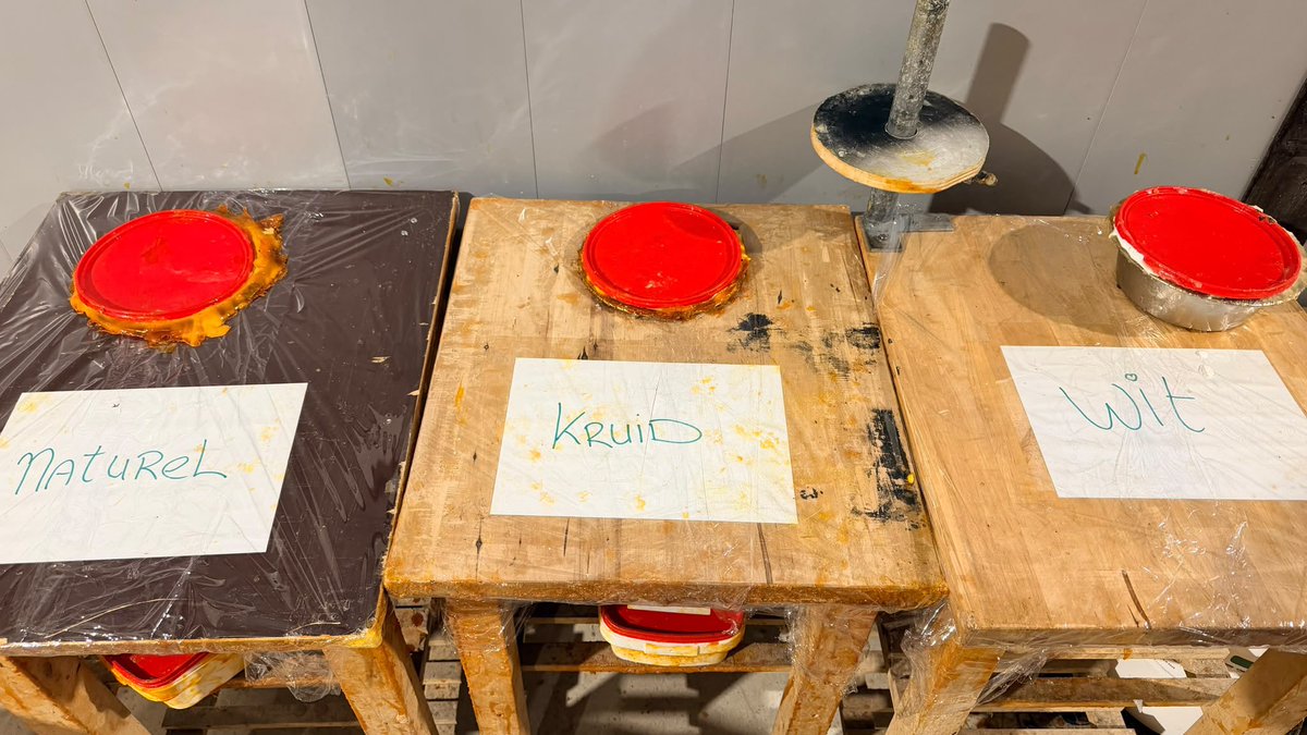 Wezenspyk's tweet photo. De plastificeer-tafeltjes worden goed gebruikt: Elke #kaas krijgt meerdere laagjes. https://t.co/aB7EpS3CrG