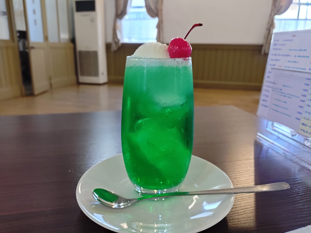 travelliveing's tweet photo. 行橋赤レンガ館でメロンソーダを頼む
ジャズの音を聴きながら飲むのは格別
ここで次どこに行くか赤レンガ館の人と一緒に考えてた
旧蔵内邸がおすすめと言われたのでそちらに向かう事に
3枚目の写真はスピーカーで電子機器を使ってない（結構音大きくなっててびっくり）
#飛ばされがちな京築巡りの旅 https://t.co/Wd38EkttN8