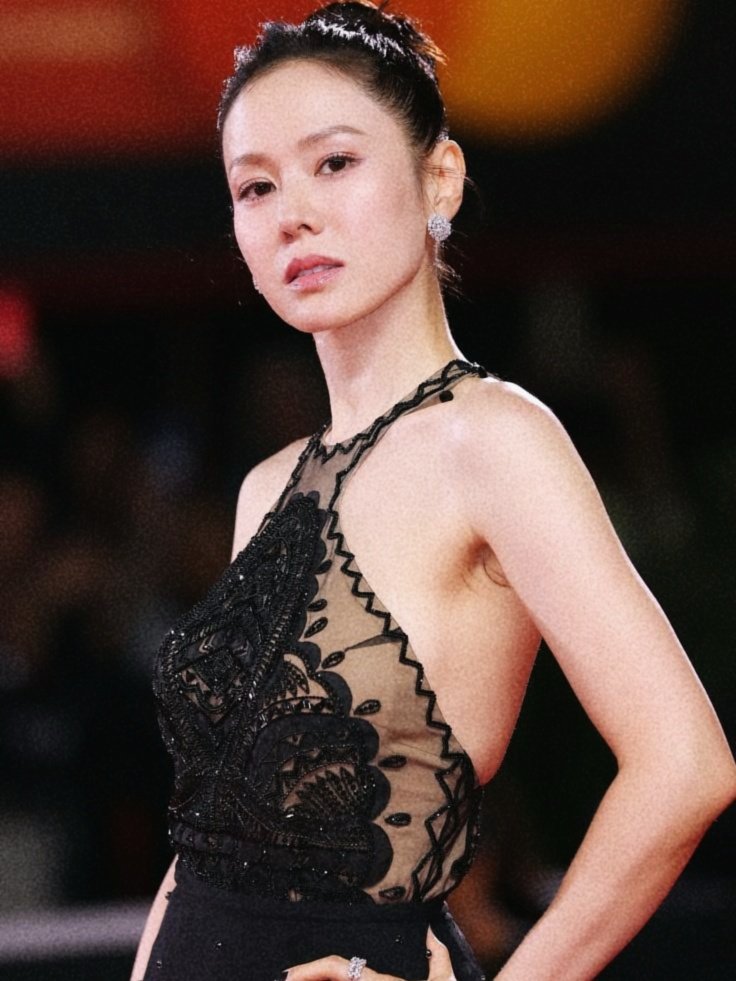 TheMovieNest80's tweet photo. 🌼 SON YE-JIN ON WHAT LIFE IS REALLY LIKE AS A WIFE, A MOTHER AND ONE OF KOREA’S BIGGEST ACTRESSES. ❤️

And honestly… her life sounds a lot more ordinary than you might expect.

After marrying Hyun Bin and becoming a mother, Son Ye-jin stepped away from acting for about two years and focused heavily on raising their son.

She has said that becoming a mother changed her life from 1 to 10.

Her first priority became being a mom.

But here's the interesting part…

She still loves being an actress.

She recently said parenting is harder than work. 🪷

She and Hyun Bin take turns putting their son to sleep, share household responsibilities, and even when they're both busy with their careers, they're still just trying to figure out parenting like everyone else.

She described them as “ordinary parents.” ❤️

And motherhood has also changed the way she acts.

She says her world has expanded because she now understands a completely different side of life.

Experiences she might not have understood when she was younger now give her more emotional material to draw from as an actress.

And I love this part…

She doesn't see motherhood as the end of her career.

Going to work actually gives her a sense of happiness and refreshes her.

So she's not choosing between being a mother and being Son Ye-jin the actress.

She's learning how to be both.

And after watching her return in The Scandal, you can actually see that difference.

She's older.

She's married.

She's a mother.

And somehow, she seems even more interested in playing complicated women.

Son Ye-jin really entered a completely new chapter of her life… without giving up the part of herself that made her fall in love with acting in the first place. ❤️
