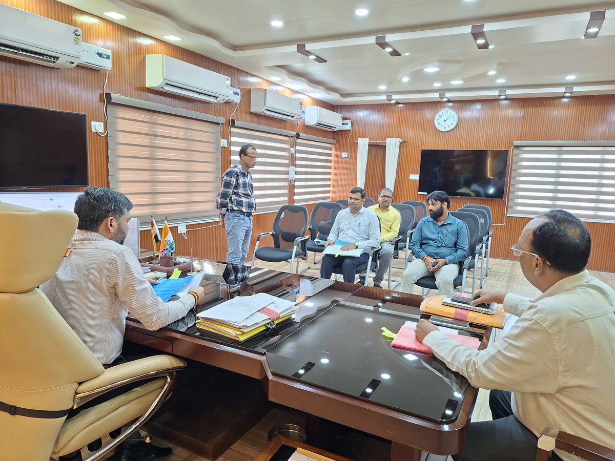 dcjamtara's tweet photo. आज कार्यालय प्रकोष्ठ में जिला विकास शाखा अंतर्गत संचालित कार्यों/योजनाओं की समीक्षा कर लंबित एसी डीसी विपत्रों के शीघ्र समायोजित करने के अलावा माननीय सांसद एवं विधायक निधि के तहत कार्यान्वित योजनाओं के अद्यतन प्रगति की समीक्षा करते हुए समयबद्धता एवं गुणवत्ता के साथ सभी योजनाओं को शीघ्र पूर्ण करने सहित विभिन्न बिंदुओं पर संबंधित अधिकारियों को आवश्यक दिशा निर्देश दिया।
@prdjharkhand 
@iprd_jamtara 
@AlokDubeyIAS
