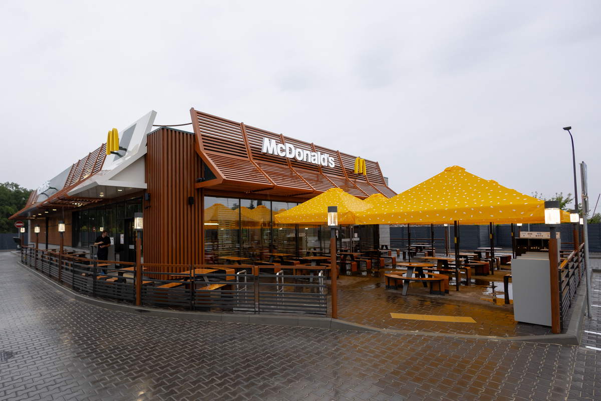 InfoResist's tweet photo. McDonald’s в Україні тимчасово скоротив меню після російської атаки https://t.co/QvENmdlKQ8 https://t.co/JKGEQZdULH