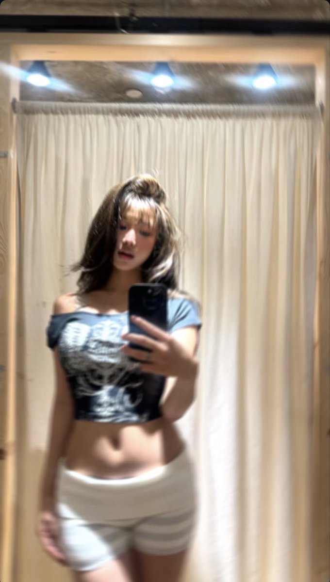 Actually_Abyss's tweet photo. does anyone know who she is? need more of her https://t.co/sKBj9S6jOs
