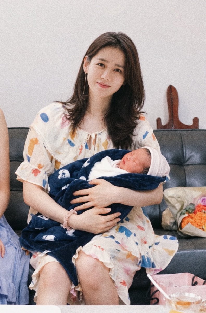 TheMovieNest80's tweet photo. 🌼 SON YE-JIN ON WHAT LIFE IS REALLY LIKE AS A WIFE, A MOTHER AND ONE OF KOREA’S BIGGEST ACTRESSES. ❤️

And honestly… her life sounds a lot more ordinary than you might expect.

After marrying Hyun Bin and becoming a mother, Son Ye-jin stepped away from acting for about two years and focused heavily on raising their son.

She has said that becoming a mother changed her life from 1 to 10.

Her first priority became being a mom.

But here's the interesting part…

She still loves being an actress.

She recently said parenting is harder than work. 🪷

She and Hyun Bin take turns putting their son to sleep, share household responsibilities, and even when they're both busy with their careers, they're still just trying to figure out parenting like everyone else.

She described them as “ordinary parents.” ❤️

And motherhood has also changed the way she acts.

She says her world has expanded because she now understands a completely different side of life.

Experiences she might not have understood when she was younger now give her more emotional material to draw from as an actress.

And I love this part…

She doesn't see motherhood as the end of her career.

Going to work actually gives her a sense of happiness and refreshes her.

So she's not choosing between being a mother and being Son Ye-jin the actress.

She's learning how to be both.

And after watching her return in The Scandal, you can actually see that difference.

She's older.

She's married.

She's a mother.

And somehow, she seems even more interested in playing complicated women.

Son Ye-jin really entered a completely new chapter of her life… without giving up the part of herself that made her fall in love with acting in the first place. ❤️