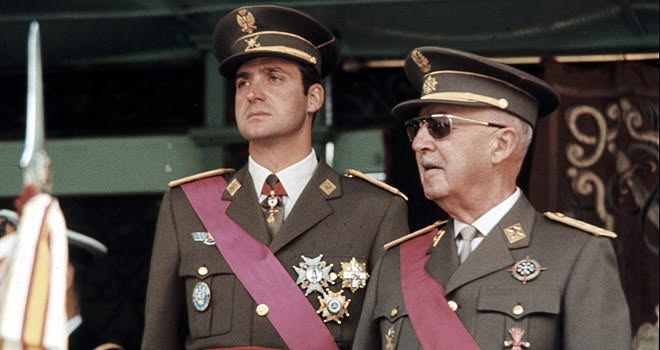UncluGarrot's tweet photo. Històrica foto de Joan Carles el dia que va guanyar les eleccions. https://t.co/c3cp2FTbJg