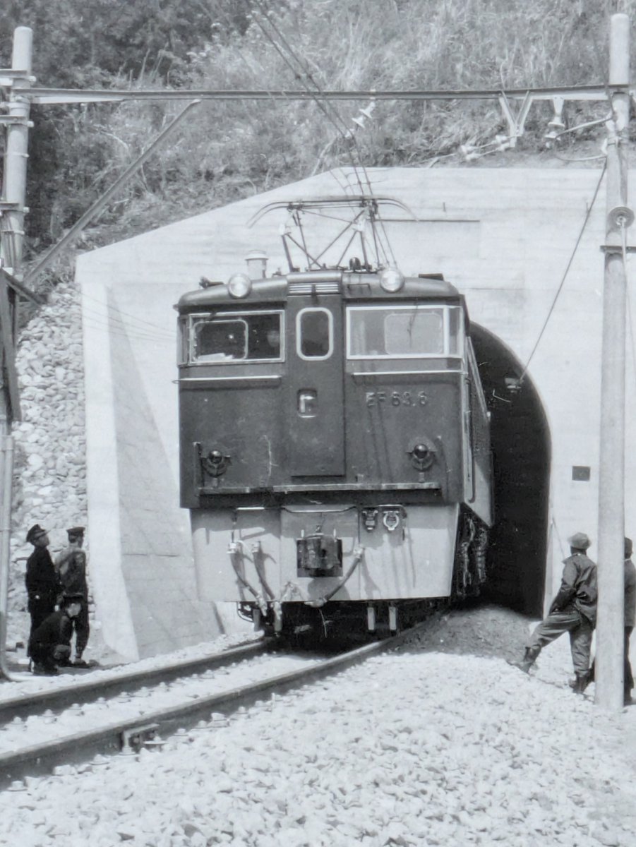 model_coupler's tweet photo. 【横軽最終日と粘着運転開始日】
鉄道好きな人は9月30日と聞くと、信越本線 横川〜軽井沢駅間の最終運行日を思い浮かべると思います。
しかし、1963年9月30日にアブト式鉄道から全列車粘着運転が開始された日でもあります。

EF63による営業運転も実質34年間だと比較的短命だったように思えますね。 https://t.co/mx7wkFeG3o