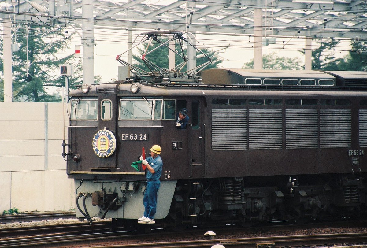 model_coupler's tweet photo. 【横軽最終日と粘着運転開始日】
鉄道好きな人は9月30日と聞くと、信越本線 横川〜軽井沢駅間の最終運行日を思い浮かべると思います。
しかし、1963年9月30日にアブト式鉄道から全列車粘着運転が開始された日でもあります。

EF63による営業運転も実質34年間だと比較的短命だったように思えますね。 https://t.co/mx7wkFeG3o