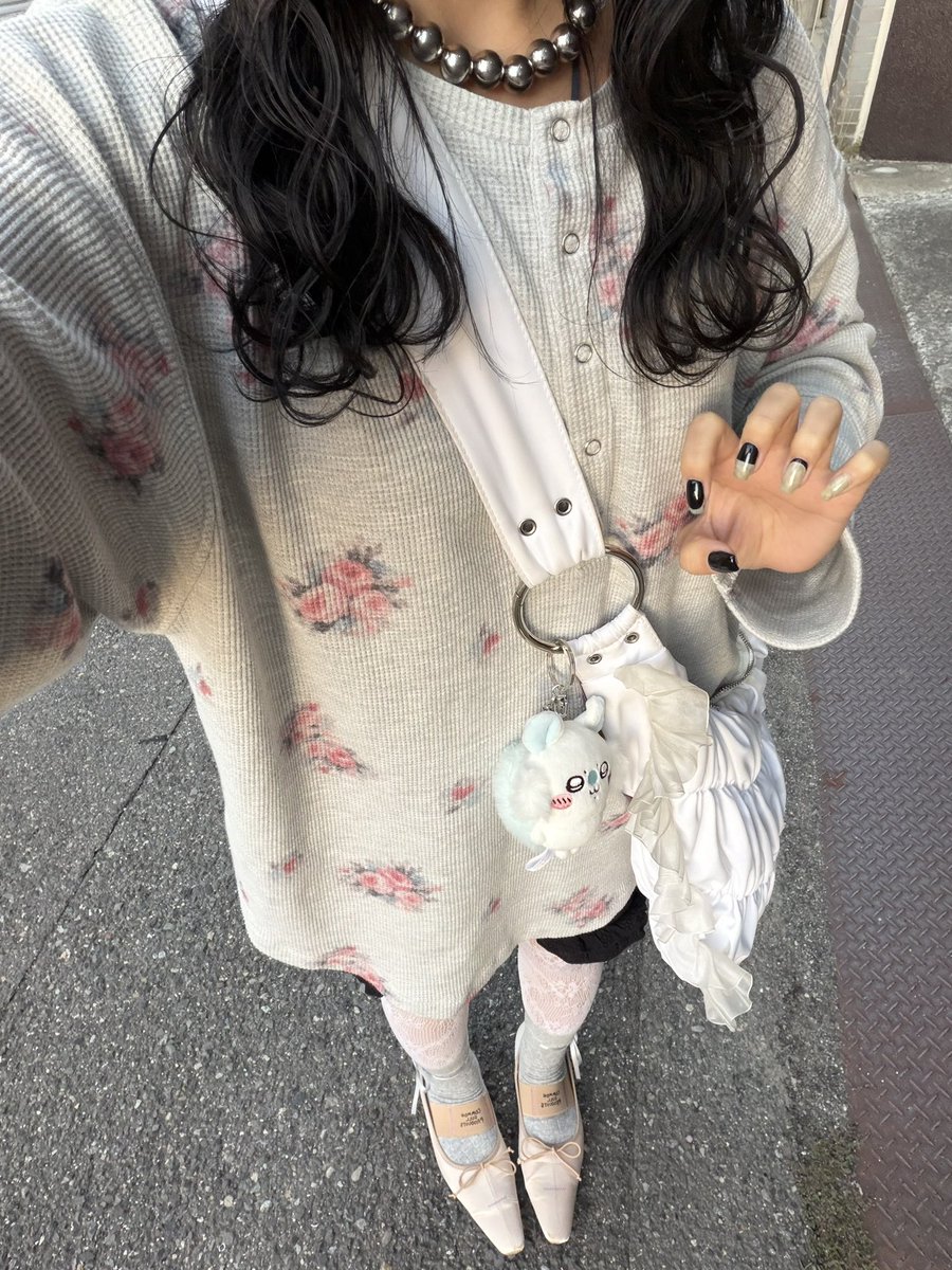 Ia0jS's tweet photo. やってみたかった月の満ち欠けネイルと今日の服も可愛いᵕ᷄≀ ̠˘᷅ https://t.co/7o3sAHtrDs