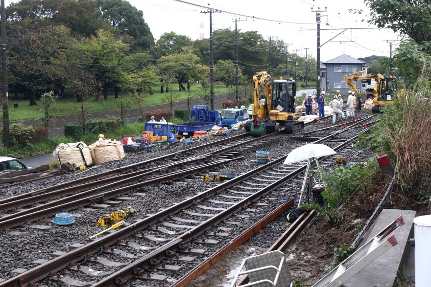 Uni_Matazumi's tweet photo. 9月30日（水）、15時30分頃に撮影した #JR東日本 #内房線 #長浦 駅の #姉ケ崎 寄り約450m付近における仮設ポイント設置作業の進捗状況です。上下線とも分岐器設置済で、上下線を繋ぐ10mほどの連絡線路の敷設準備中でした。架線には、まだ手が付けられていません。 https://t.co/i3syHAVhVa