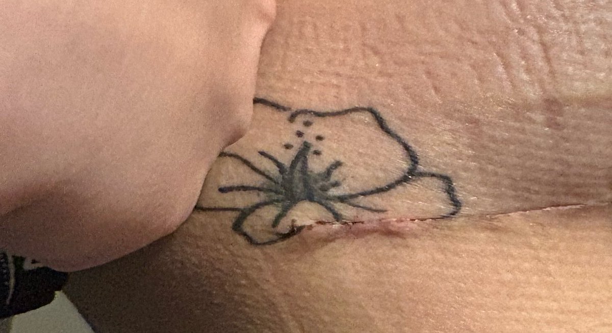 julirelie's tweet photo. vs vs rappelez de ce tatouage hyper beau hyper incroyable ? bah voilà PTDR https://t.co/xsLuaK6Qai