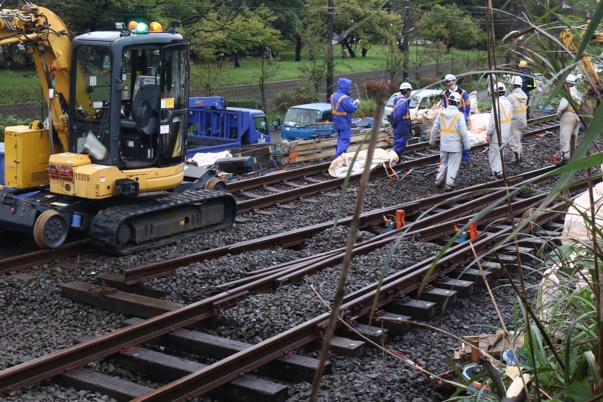 Uni_Matazumi's tweet photo. 9月30日（水）、15時30分頃に撮影した #JR東日本 #内房線 #長浦 駅の #姉ケ崎 寄り約450m付近における仮設ポイント設置作業の進捗状況です。上下線とも分岐器設置済で、上下線を繋ぐ10mほどの連絡線路の敷設準備中でした。架線には、まだ手が付けられていません。 https://t.co/i3syHAVhVa
