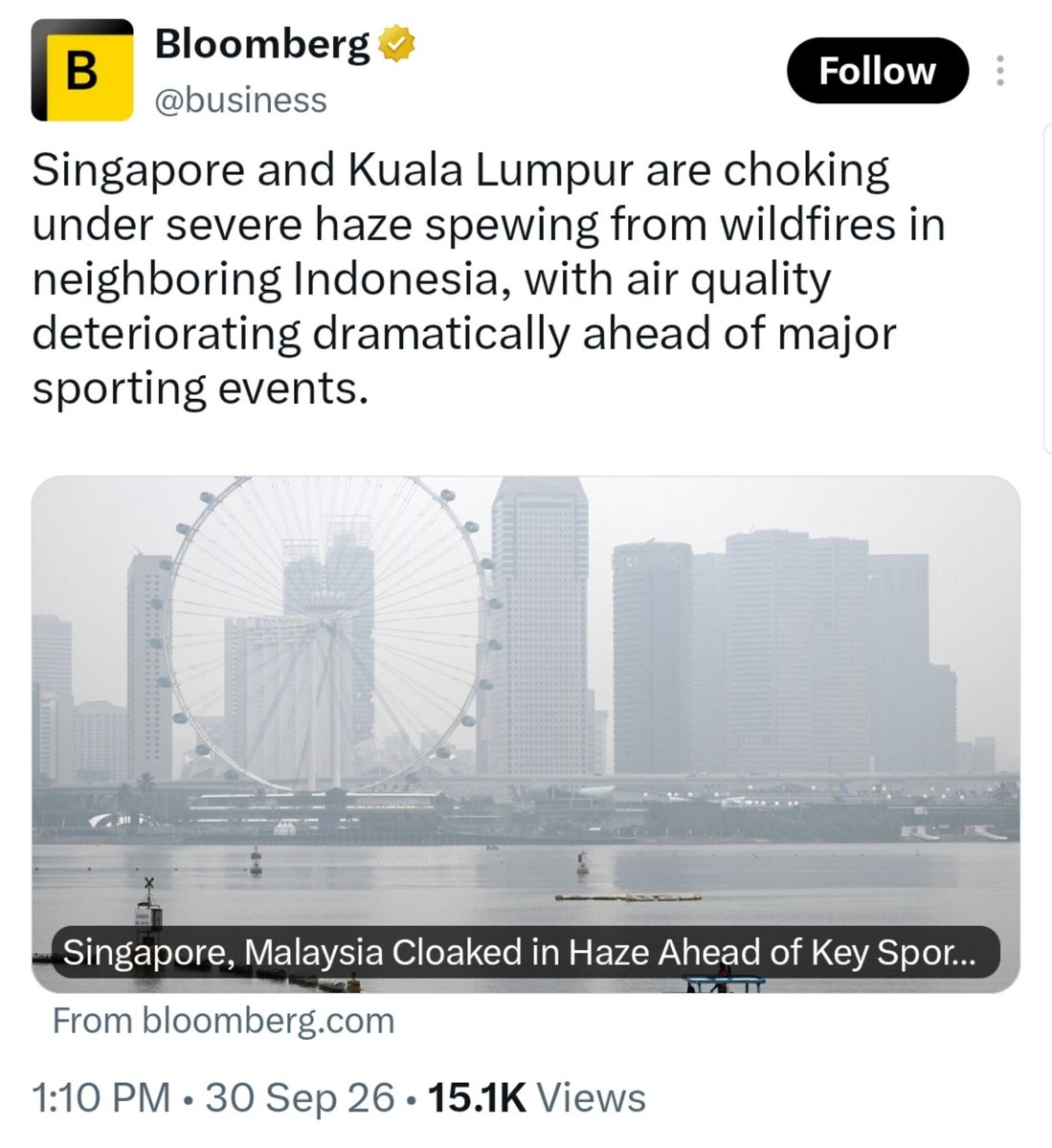 Madorojo's tweet photo. Hal ini telah terjadi di Sumatra selama puluhan tahun.

Rakyat kami telah hidup dalam kondisi yang tidak adil, bukan hanya harus menghirup asap beracun dan menyaksikan kerusakan tanah serta hutan, tetapi juga harus bertahan dengan upah yang sangat rendah dan tidak manusiawi.

Selama bertahun-tahun, tidak banyak yang peduli ketika rakyat Indonesia harus menghirup asap tersebut.

Namun, begitu asap mencapai Malaysia dan Singapura, tiba-tiba persoalan ini menjadi BERITA BESAR.

Setidaknya mereka memiliki tingkat upah yang lebih tinggi dan kemampuan untuk berlindung di ruangan ber AC ketika kabut asap datang.

Jutaan rakyat Indonesia tidak memiliki kemewahan tersebut.