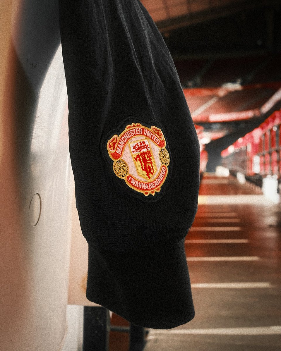 ManUtd's tweet photo. The Stone Roses 🤝 United 🔴

Get up to 40% off the collection ⤵️