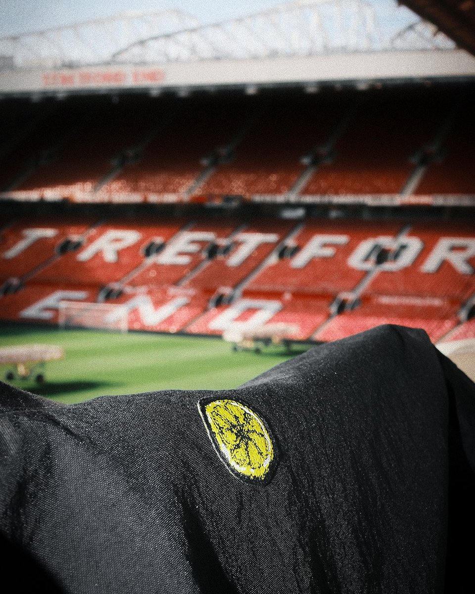 ManUtd's tweet photo. The Stone Roses 🤝 United 🔴

Get up to 40% off the collection ⤵️