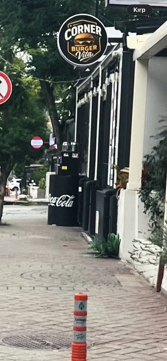masteryodadkan's tweet photo. @cankayabelediye @mavimasa @ankarabbld corner burger, yaya kaldırımına çay ocağı ve varil koymuş geçişler engelleniyor lütfen ceza kesilsin defalarca uyarıldı https://t.co/2CRVlgetF8