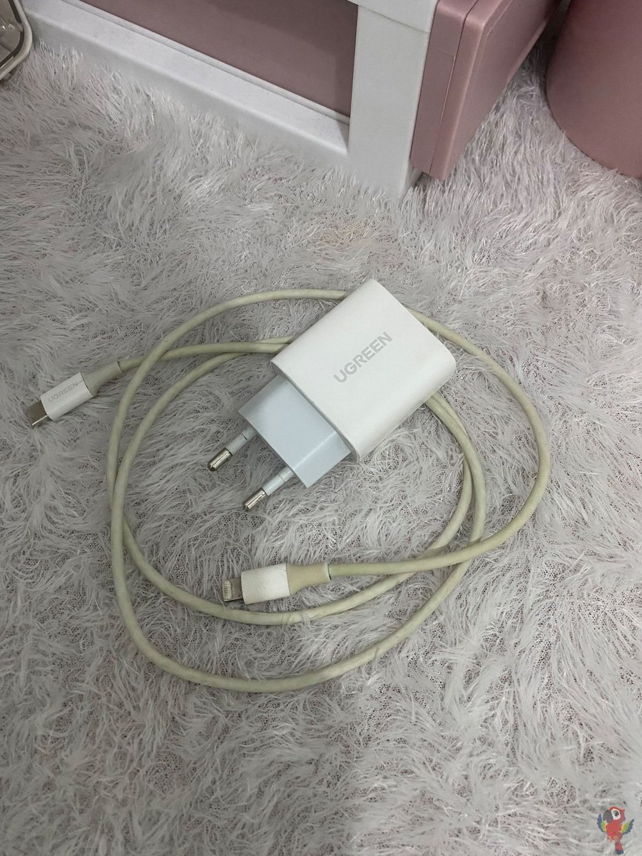 unicefess's tweet photo. -Jualaness charger ugreen 135k aja ambil udh gakepake dapet set kabel c to l ip sama adaptorny https://t.co/xF66WnZn16
