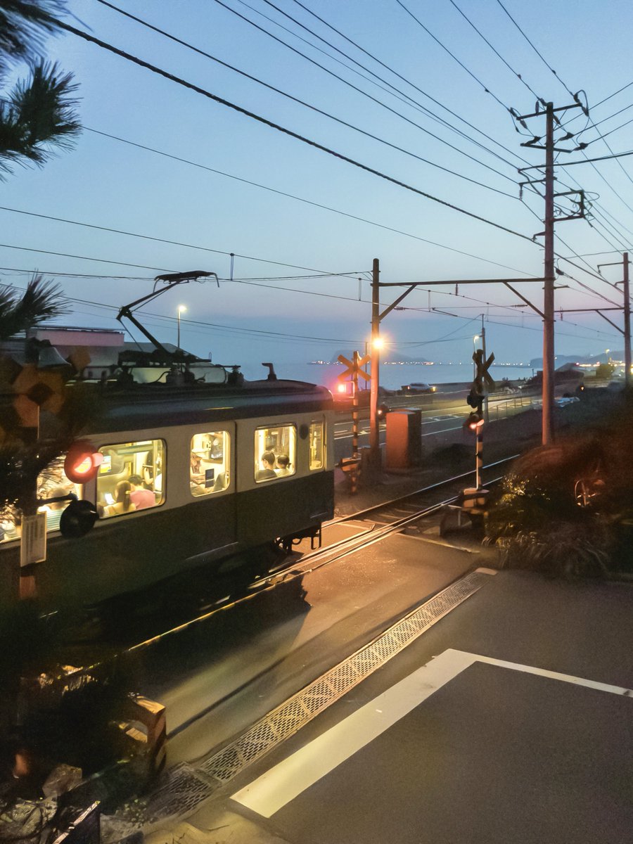 3m1ek's tweet photo. 夕暮れ時の江ノ電が素敵でした https://t.co/REvJrrvzLQ