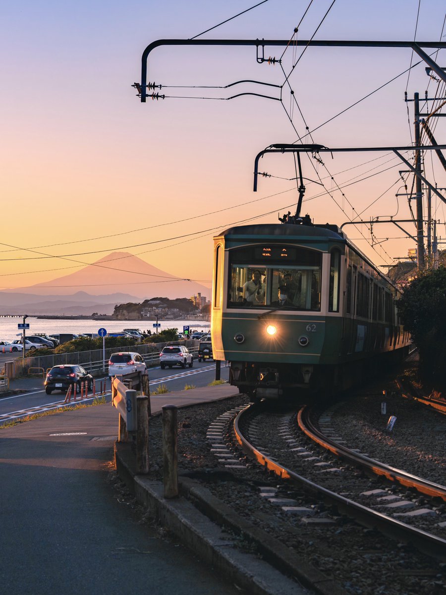 3m1ek's tweet photo. 夕暮れ時の江ノ電が素敵でした https://t.co/REvJrrvzLQ