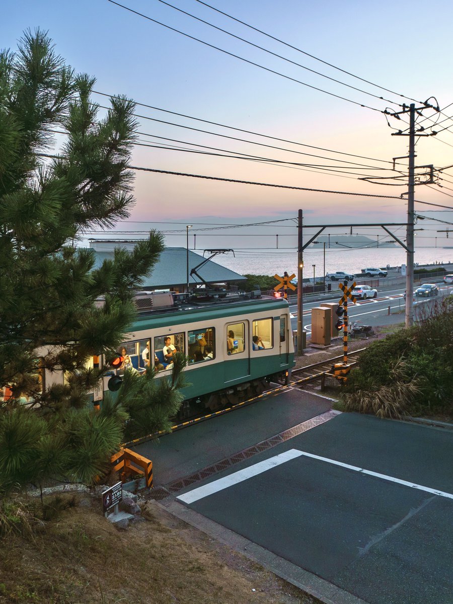 3m1ek's tweet photo. 夕暮れ時の江ノ電が素敵でした https://t.co/REvJrrvzLQ